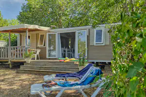 Camping Le Daguet - Mobilheim mit Terrasse auf dem Campingplatz