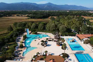 Camping Le Dauphin - Blick auf das Freibad mit verschiedenen Becken aus der Vogelperspektive