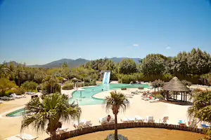 Camping Le Dauphin - Freibad mit Rutschen und Liegestühlen auf dem Campingplatz