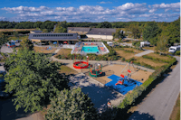 Camping Le Diben  -  Luftaufnahme vom Pool und Spielplatz auf dem Campingplatz