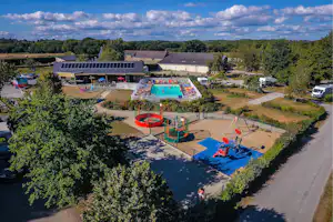 Camping Le Diben - Luftaufnahme vom Pool und Spielplatz auf dem Campingplatz