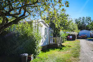 Camping Le Diben - Mobilheim vom Campingplatz mit Veranda im Grünen
