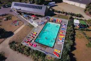 Camping Le Diben - Pool vom Campingplatz mit Liegestühlen in der Sonne