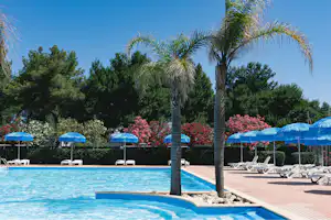 Camping Le Diomedee - Liegestühle mit Sonnenschirmen am Pool