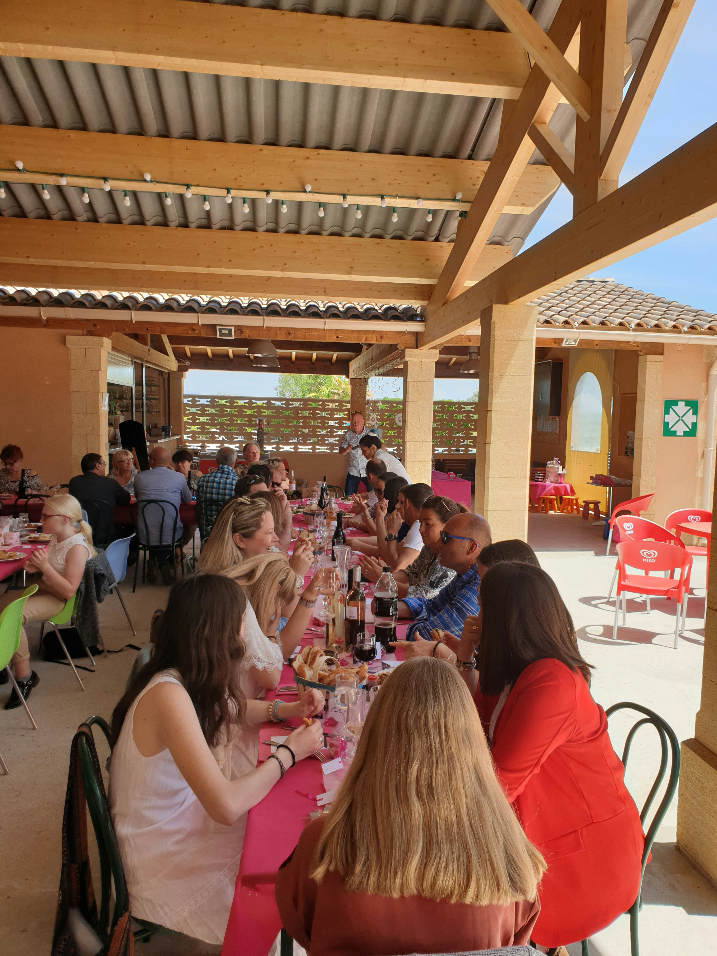 Camping Le Dolium  - Restaurant mit Terrasse auf dem Campingplatz