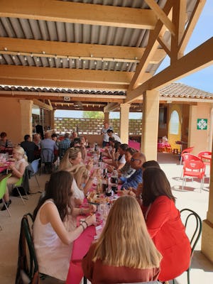 Camping Le Dolium - Restaurant mit Terrasse auf dem Campingplatz