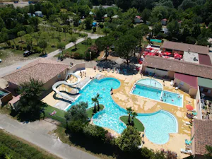 Camping Le Dolium - Blick auf das Freibad des Campingplatzes