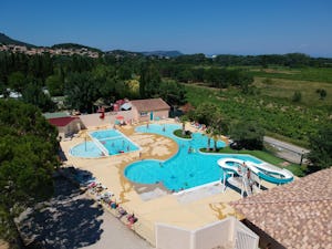 Camping Le Dolium - Freibad mit Wasserrutsche auf dem Campingplatz