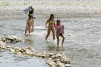 Camping Le Domaine d' Anglas  - badende Kinder im Fluss am Campingplatz