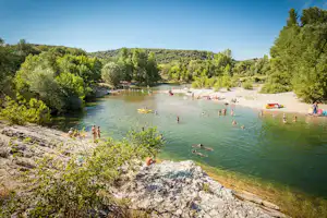 Camping Le Domaine d' Anglas - Camper baden im Fluss in der Nähe vom Campingplatz