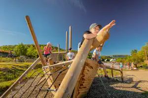 Camping Le Domaine d' Anglas - Kinder auf dem Boot auf dem Spielplatz vom Campingplatz