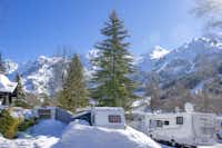 Capfun Fernuy  Camping Le Domaine de Fernuy - Blick auf den schneebedeckten Campingplatz mit Bergen im Hintergrund