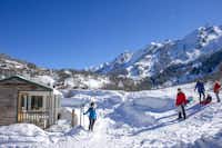 Capfun Fernuy  Camping Le Domaine de Fernuy - Snowboarden und Schlittenfahren auf dem schneebedeckten Campingplatz