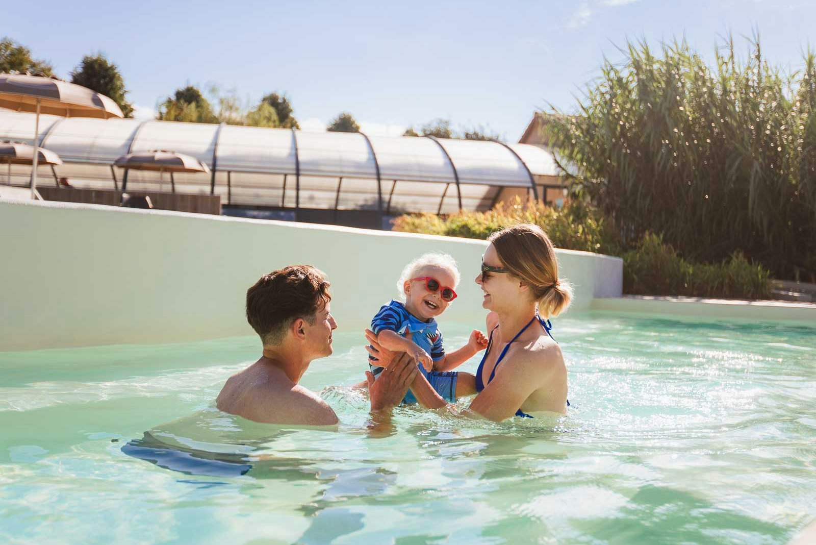 Yelloh! Village Le Domaine de Louvarel  Camping Le Domaine de Louvarel - Familie mit Kind beim Baden im Pool