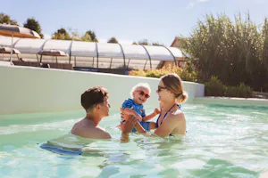 Yelloh! Village Le Domaine de Louvarel Camping Le Domaine de Louvarel - Familie mit Kind beim Baden im Pool