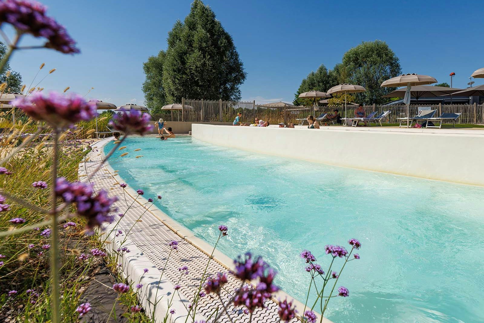Yelloh! Village Le Domaine de Louvarel  Camping Le Domaine de Louvarel - Pool im Freien auf dem Campingplatz