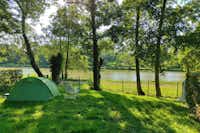 Camping Domaine de Mépillat - ein Zelt auf einem Standplatz mit Blick auf den Fluss