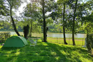 Camping Domaine de Mépillat - ein Zelt auf einem Standplatz mit Blick auf den Fluss