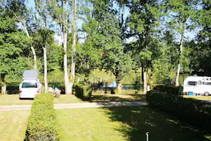 Camping Domaine de Mépillat - parzellierte, durch Hecken voneinander abgegrenzte Standplätze auf dem Campingplatz mit Blick auf den Fluss