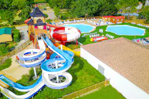 Camping Le Domaine Des Forges - Blick auf die Wasserrutsche im Poolbereich von oben