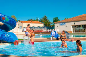 Camping Le Domaine Des Forges - Planschbecken mit Wasserrutsche auf dem Campingplatz