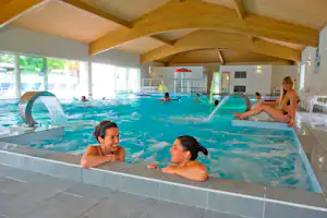 Camping Le Domaine Des Forges - Schwimmhalle mit Brunnenanlagen auf dem Campingplatz