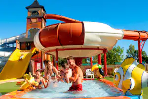 Camping Le Domaine Des Forges - Spaß für die ganze Familie im Poolbereich auf dem Campingplatz
