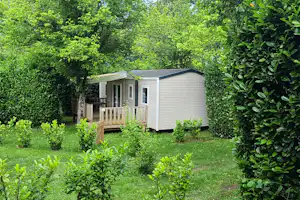 Camping Le Domaine du Bois Coquet - Mobilheim mit Terrasse auf dem Campingplatz