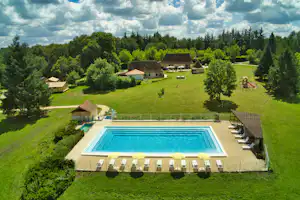 Camping Le Domaine du Bois Coquet - Pool im Freien mit Liegestühlen und Sonnenschirmen