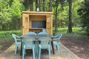 Camping Le Domaine du Bois Coquet - Terrasse auf dem Campingplatz