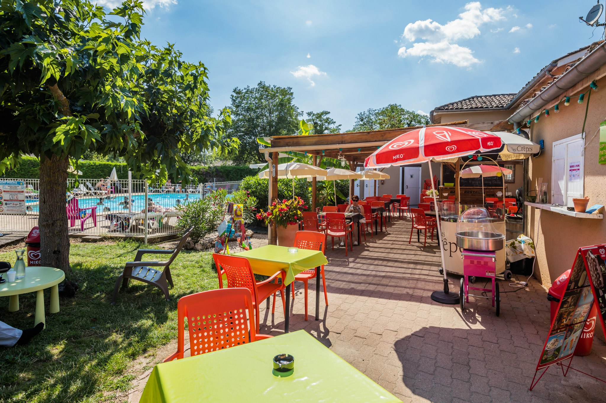 Camping Le Domaine du Cèdre - Restaurantbereich des Campingplatzes mit Sitzgelegenheiten im Freien