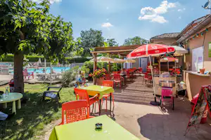 Camping Le Domaine du Cèdre - Restaurantbereich des Campingplatzes mit Sitzgelegenheiten im Freien
