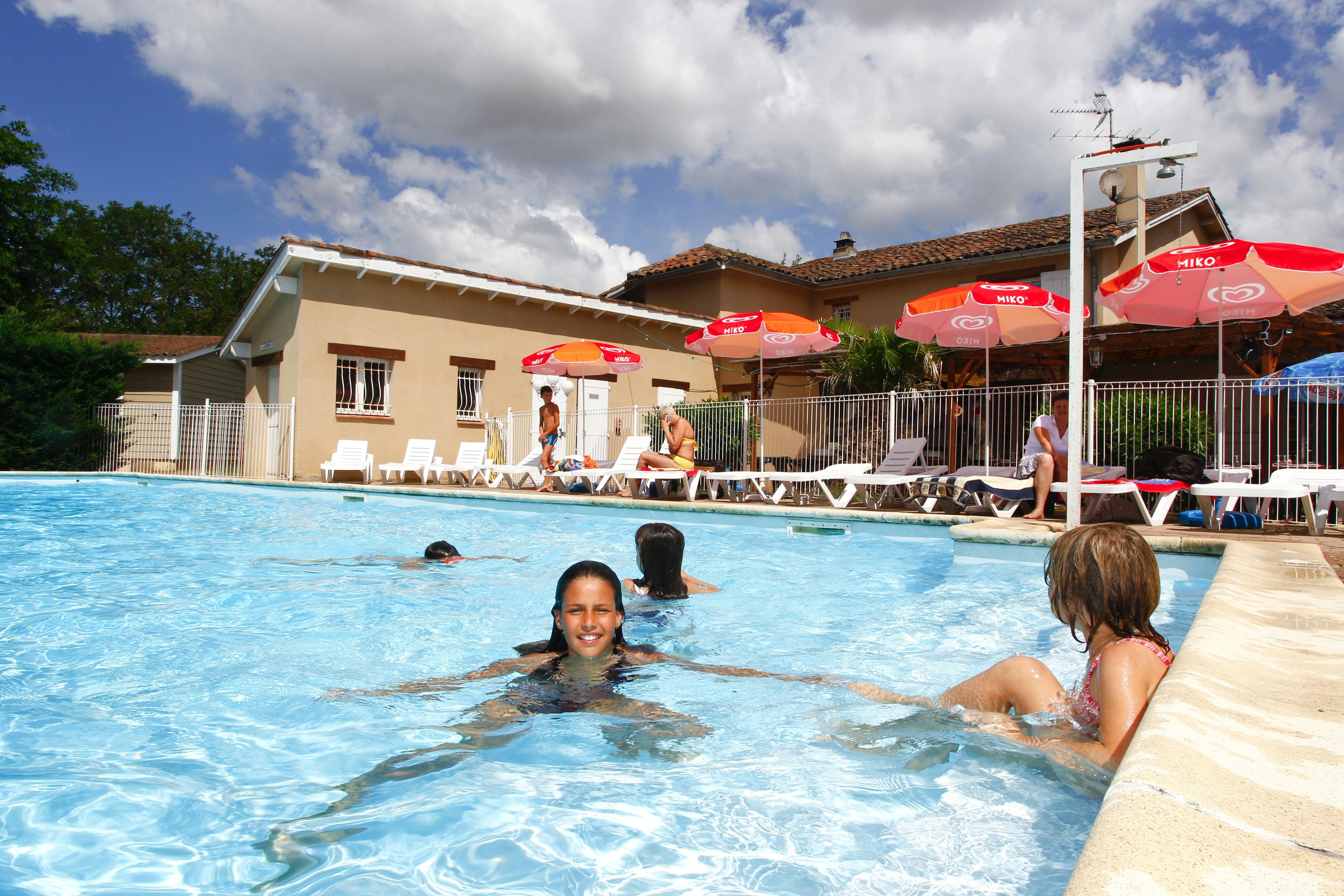 Camping Le Domaine du Cèdre - Swimmingpool mit Liegestühlen und Sonnenschirmen