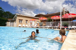 Camping Le Domaine du Cèdre - Swimmingpool mit Liegestühlen und Sonnenschirmen