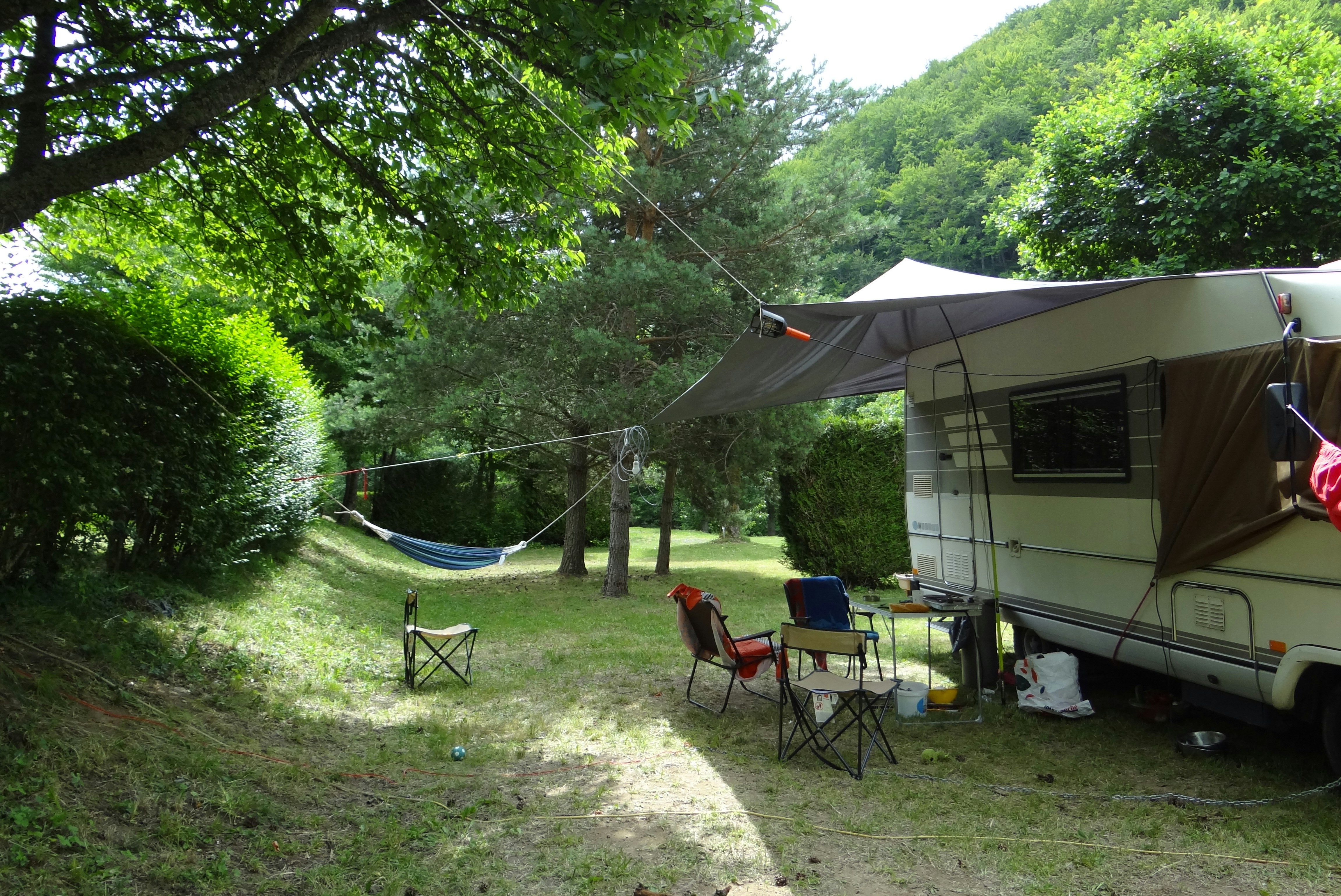 Camping Le Domaine Du Marais - Standplätze zwischen den Bäumen auf dem Campingplatz