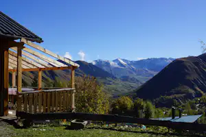 Camping Le Domaine du Trappeur - Aussicht vom Campingplatz aus in die umliegenden Berge