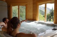 Camping Le Domaine du Trappeur - Indoor Whirlpool mit zwei Campern
