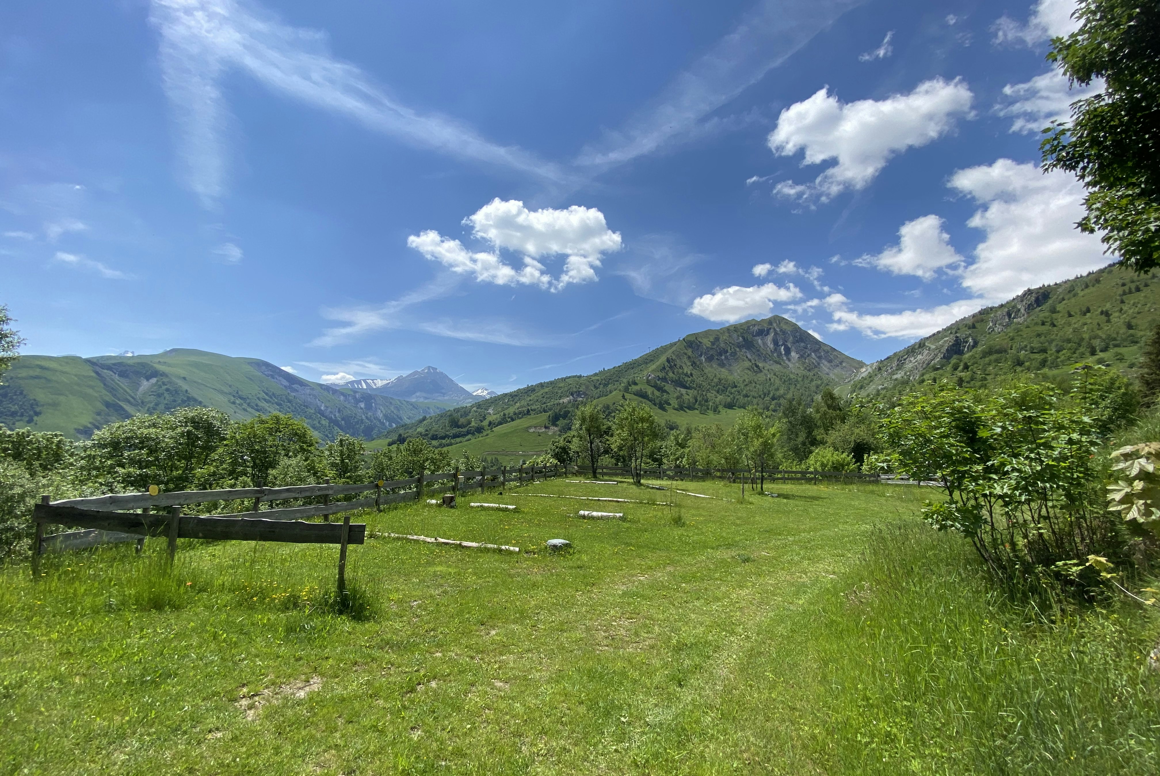 Camping Le Domaine du Trappeur - Standplätze auf der Wiese auf dem Campingplatz