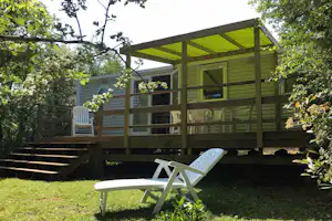 Camping Le Douzou - Mobilheim mit Veranda auf dem Campingplatz