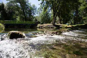Camping Le Douzou - Fluss mit Brücke in der Nähe vom Campingplatz