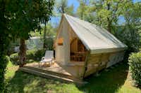 Camping Le Douzou - Glamping-Zelt im Grünen auf dem Campingplatz