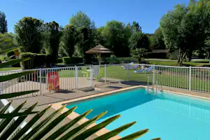 Camping Le Douzou - Pool und Grünfläche auf dem Campingplatz