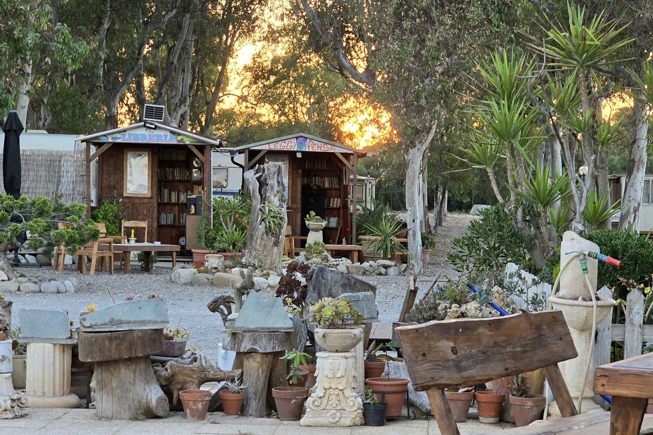 Camping le due Barche - Blick auf den Campingplatz umgeben von Bäumen