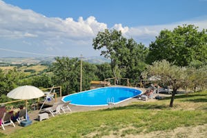 Camping le Farfalle - Pool im Freien mit Liegestühlen und Sonnenschirmen
