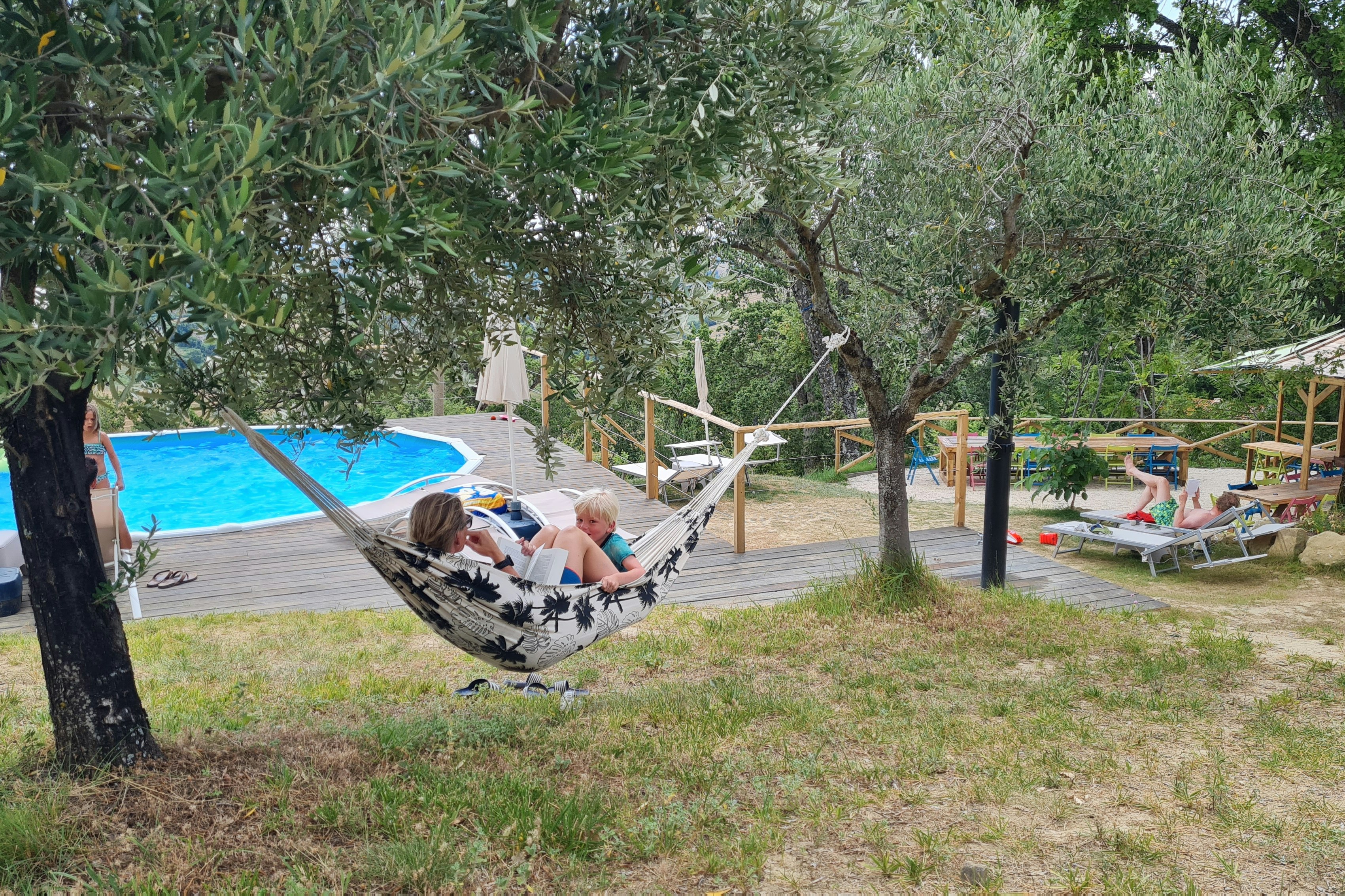 Camping le Farfalle - Hängematte am Pool des Campingplatzes