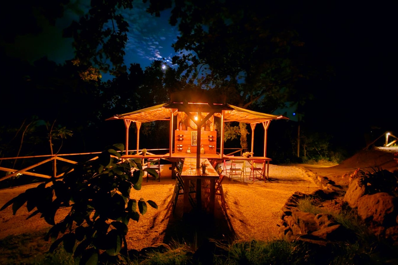 Camping le Farfalle - Terrasse des Campingplatzes bei Nacht