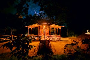 Camping le Farfalle - Terrasse des Campingplatzes bei Nacht