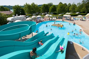 Yelloh! Village Le Fayolan - Camper auf der Wasserrutsche am Pool vom Campingplatz