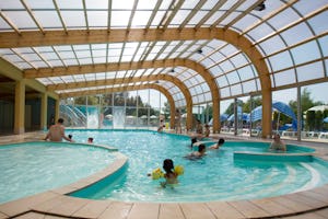 Yelloh! Village Le Fayolan - Camper im überdachten Pool vom Campingplatz mit Kinderbecken