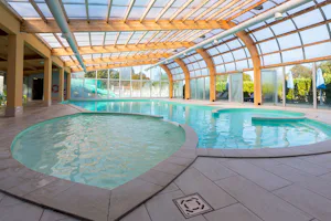 Yelloh! Village Le Fayolan - Pool mit Überdachung auf dem Campingplatz